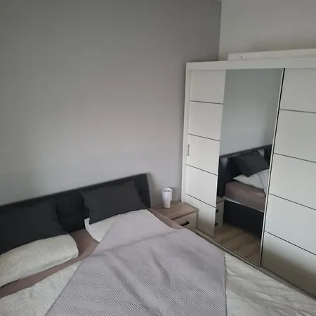 Yellow Apartmanhaz Апартаменты Шиофок